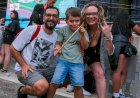Garotinho de 6 anos vibra em show de Ca7riel & Paco e ganha baqueta de baterista