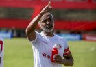 Romário faz dois gols no jogo de masters entre America x Botafogo
