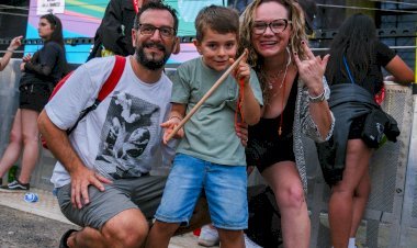 Garotinho de 6 anos vibra em show de Ca7riel & Paco e ganha baqueta de baterista