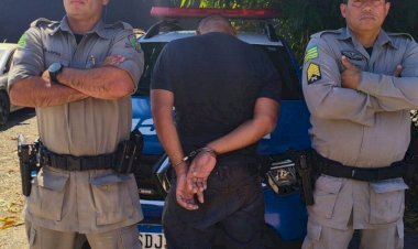 POLÍCIA MILITAR REALIZA A PRISÃO DE INDIVÍDUO ACUSADO DE EMBRIAGUEZ AO VOLANTE, DANO E DESOBEDIÊNCIA EM FORMOSO