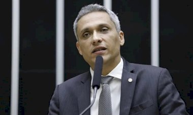 “Posso ser preso por xingar um senador”, diz deputado Gayer em novo vídeo