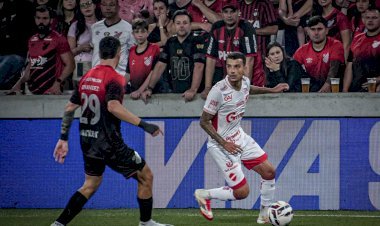 Vila Nova perde para o Athletico-PR e chega a cinco jogos sem vencer na Segundona