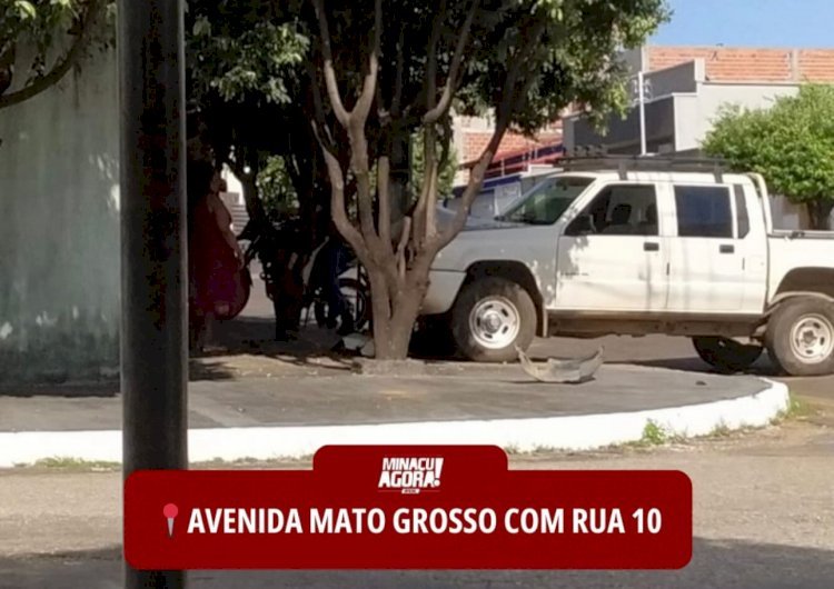 Motorista perde o controle e camionete vai parar em porta de casa após manobra para evitar colisão.