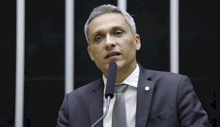 “Posso ser preso por xingar um senador”, diz deputado Gayer em novo vídeo
