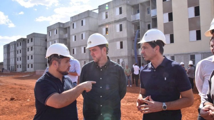 Vilela vistoria construção de 768 apartamentos populares em Aparecida