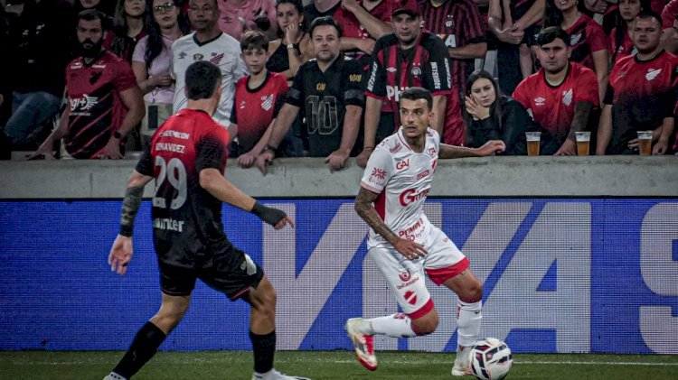 Vila Nova perde para o Athletico-PR e chega a cinco jogos sem vencer na Segundona