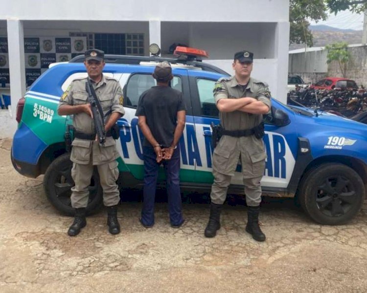POLÍCIA MILITAR REALIZA PRISÃO DE INDIVÍDUO POR DESCUMPRIMENTO DE MEDIDA PROTETIVA EM MINAÇU